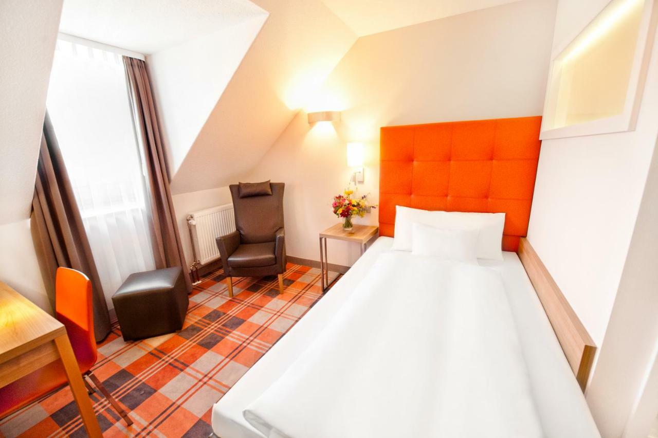Hotel Gasthof Raab Швабах Екстериор снимка
